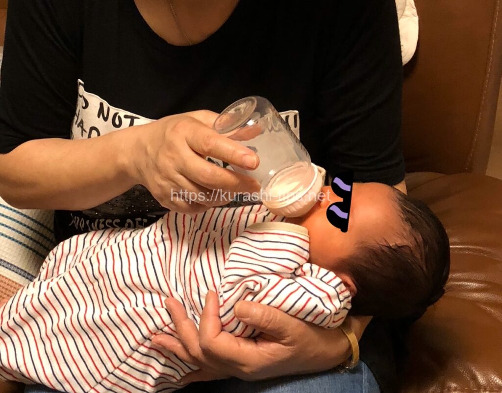 母乳相談室の哺乳瓶でミルクを飲む娘