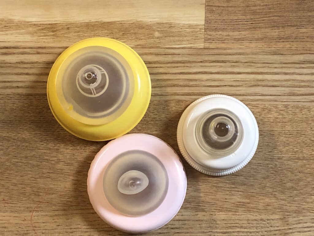 向かって左から母乳実感、母乳相談室、白い枠のが新生児用の哺乳瓶です