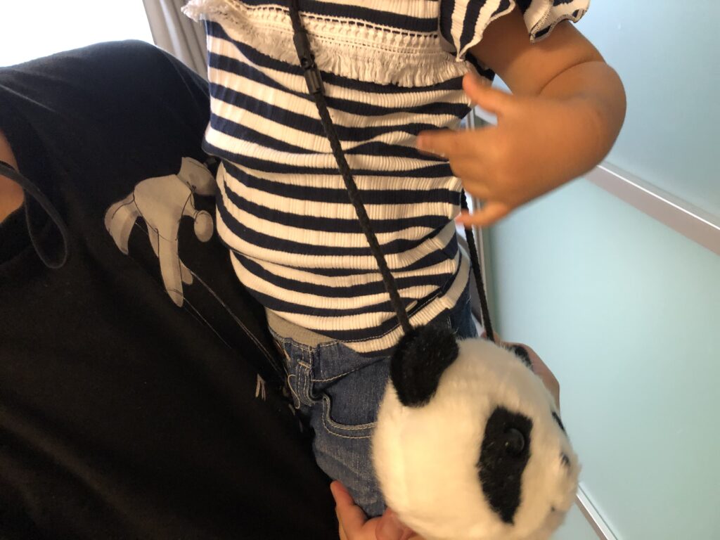 安全パーツ装着済のポシェットと娘