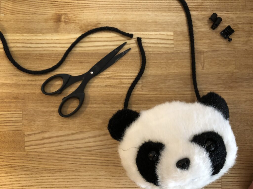 ポシェットの紐をハサミでカット