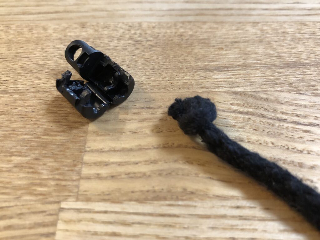 紐の先端に結び目をつけてみたところ