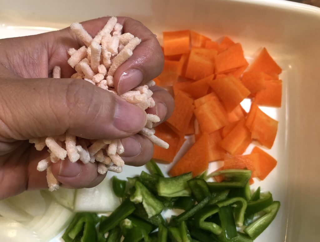 ひと掴みのバラ凍結鶏ひき肉